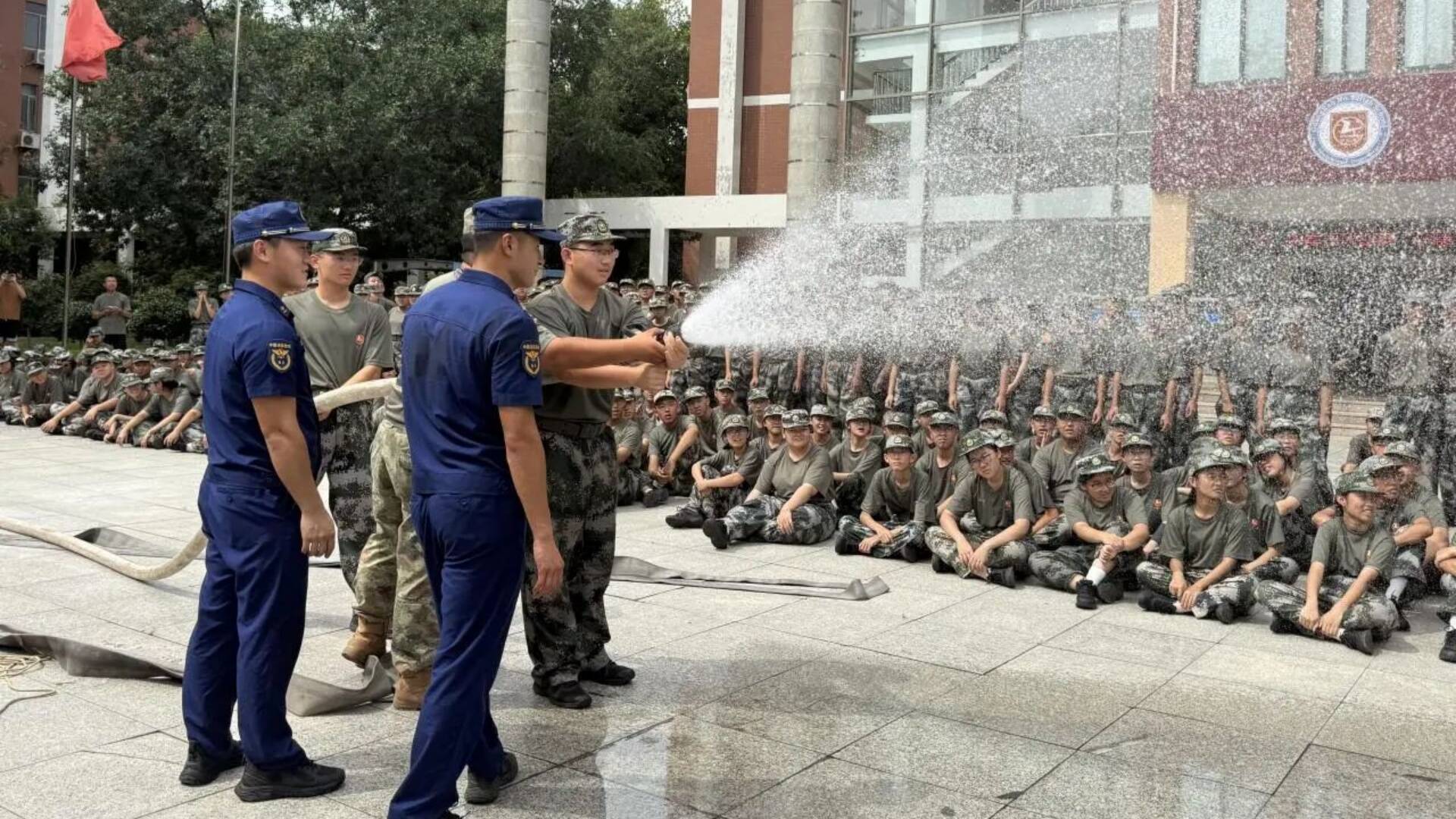 星空体育网站：东营消防宣传“进军训”护航平安开学季(图2)