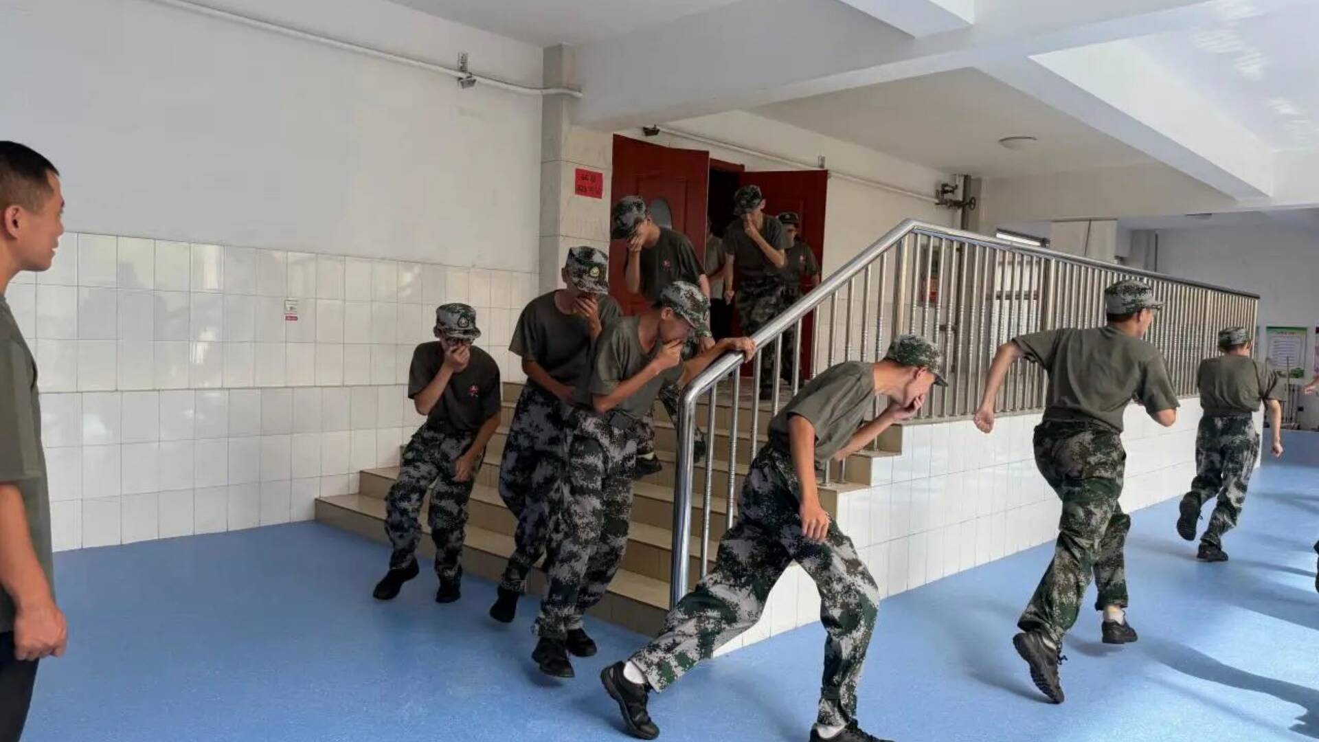 星空体育网站：东营消防宣传“进军训”护航平安开学季(图3)