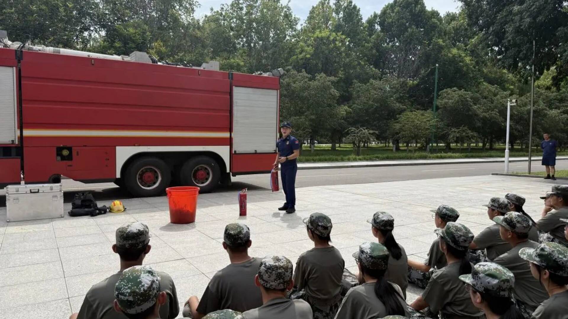 星空体育网站：东营消防宣传“进军训”护航平安开学季(图4)