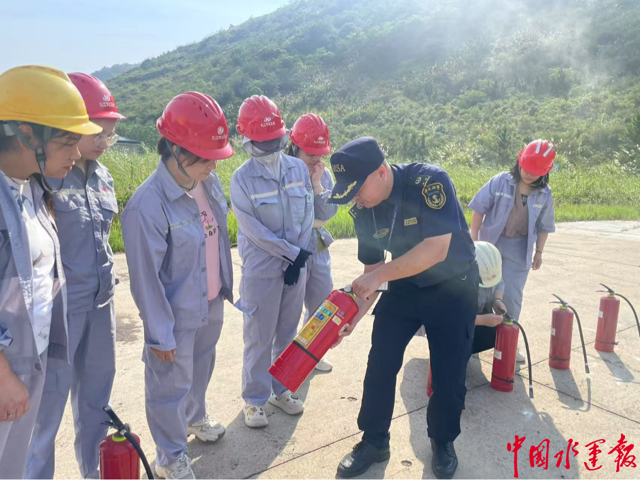 星空体育网站：九江海事在辖区联合开展危险品船舶消防应急演习(图1)