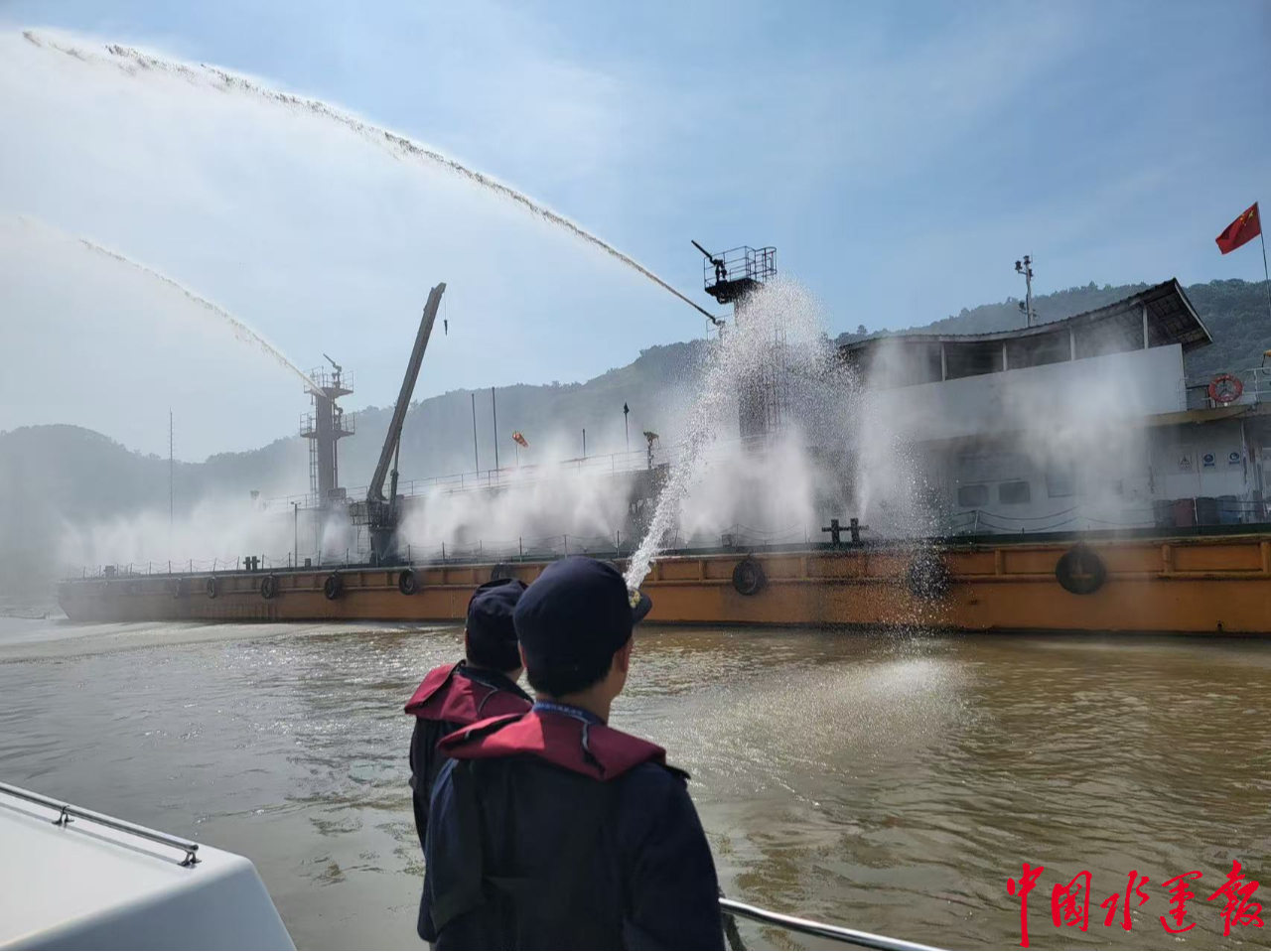 星空体育网站：九江海事在辖区联合开展危险品船舶消防应急演习(图3)