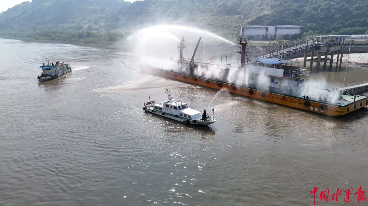 星空体育网站：九江海事在辖区联合开展危险品船舶消防应急演习(图2)