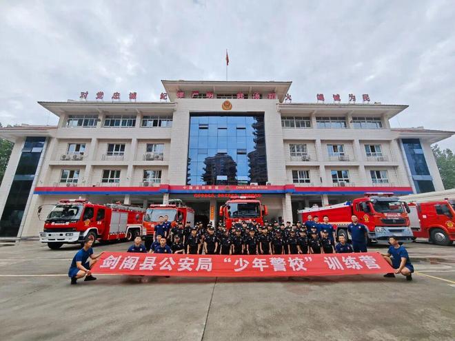 “小警官”探秘消防站消防知识学不停！(图2)