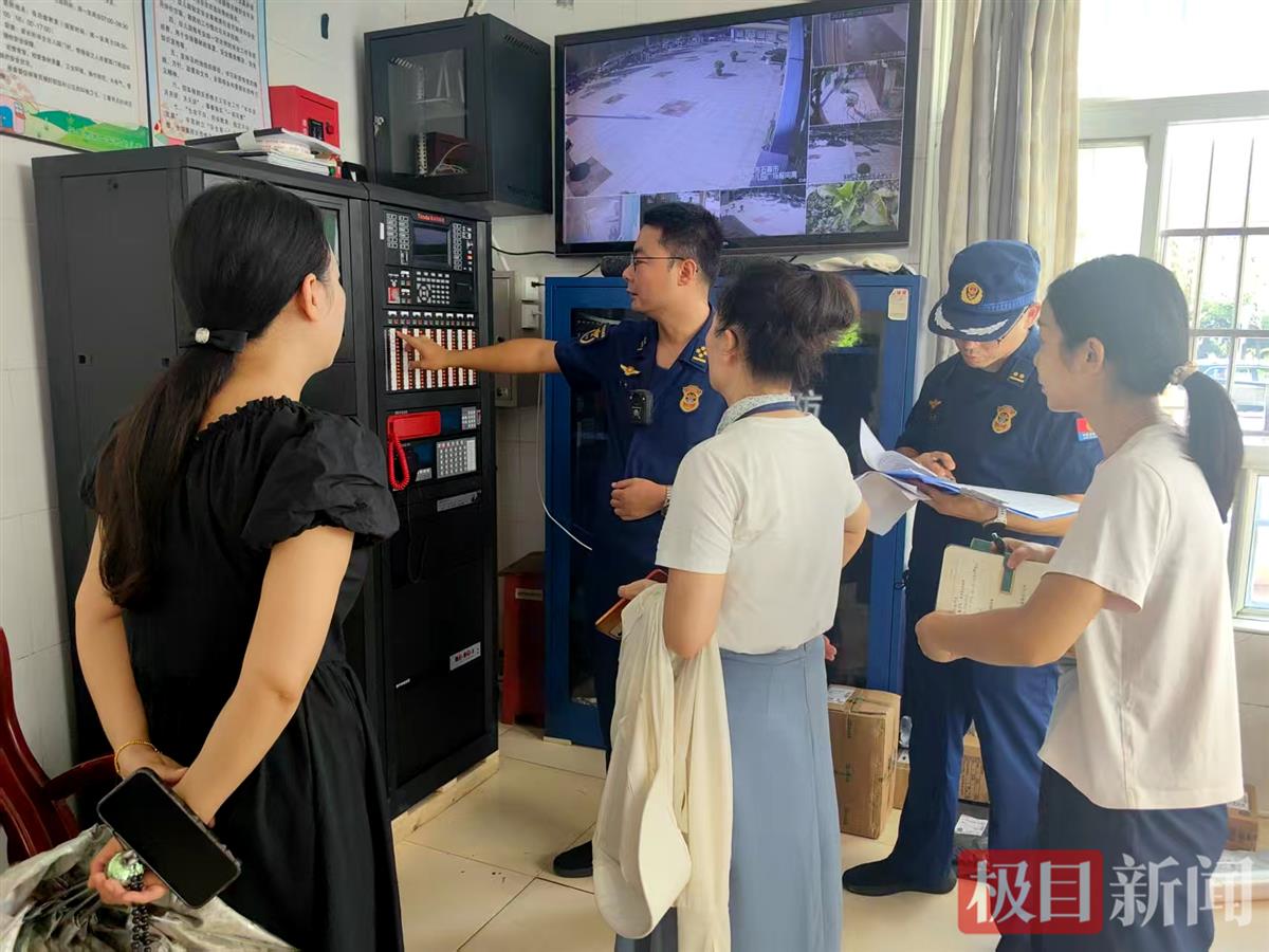 星空体育网站：湖北石首消防开展秋季开学前消防安全专项检查(图1)