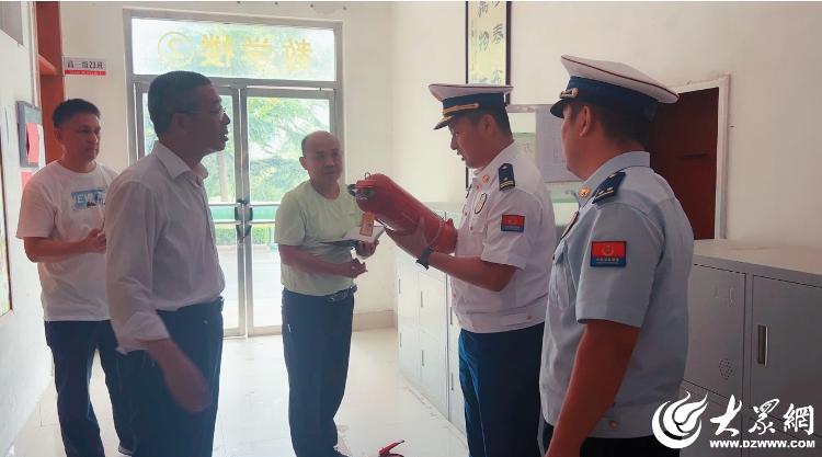 星空体育网站：昌乐县消防救援大队开展校园消防产品专项检查(图1)