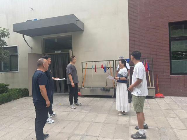 长青路小学开展开学前安全大检查筑牢校园安全防线(图1)