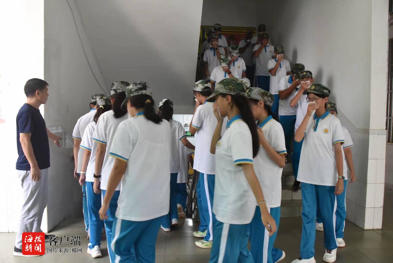 海口龙华消防走进校园开展消防安全疏散演练及知识技能培训(图2)