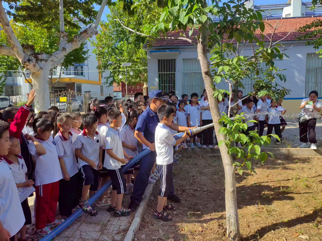 峡山区开展“开学第一课”消防安全主题教育活动暨消防知识进军训活动(图1)