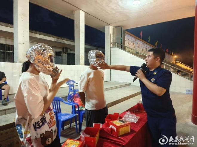 涟源消防宣传进军训安全“第一课”护成长(图1)