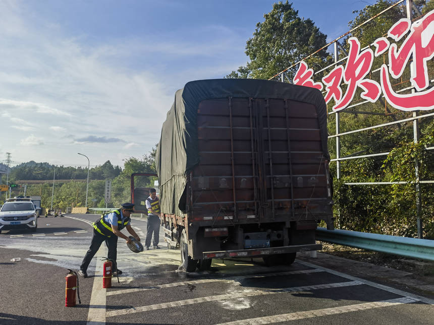 贵州交通执法人员迅速处置货车起火险情全力守护群众生命财产安全(图1)