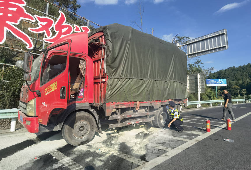 贵州交通执法人员迅速处置货车起火险情全力守护群众生命财产安全(图2)