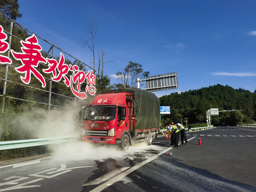 贵州交通执法人员迅速处置货车起火险情全力守护群众生命财产安全(图3)