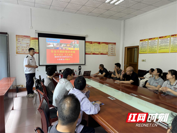 星空体育网站：宁远县新华书店开展消防知识培训暨应急疏散逃生演练(图1)