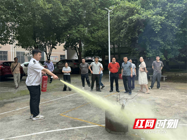 星空体育网站：宁远县新华书店开展消防知识培训暨应急疏散逃生演练(图2)