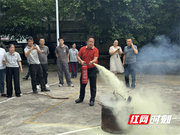 星空体育网站：宁远县新华书店开展消防知识培训暨应急疏散逃生演练(图3)