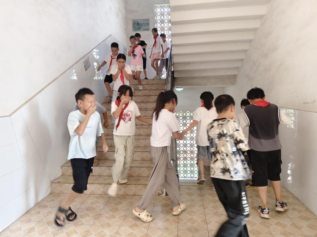 星空体育网站：金山小学：实战演练强技能安全知识入人心(图2)