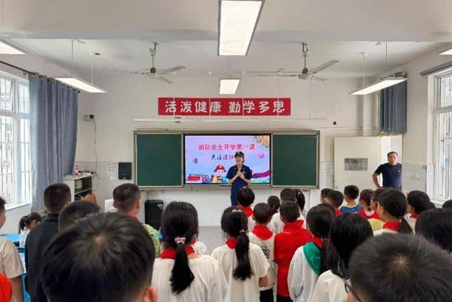 星空体育网站：广元4．5万余名学生、教职员工“开学第一课”学消防(图5)