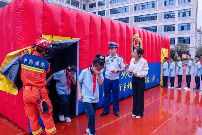 星空体育网站：广元4．5万余名学生、教职员工“开学第一课”学消防(图4)