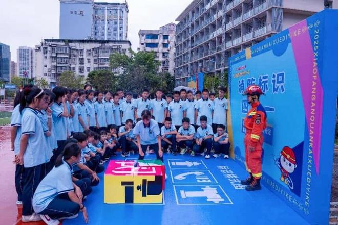 星空体育网站：广元4．5万余名学生、教职员工“开学第一课”学消防(图2)