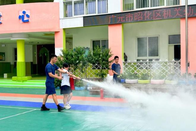 星空体育网站：广元4．5万余名学生、教职员工“开学第一课”学消防(图3)