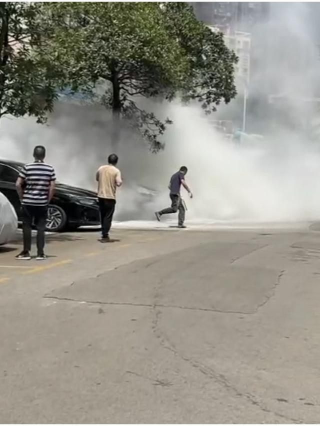 星空体育网站：惊心！几声炸响后明火就蹿出来了！(图4)