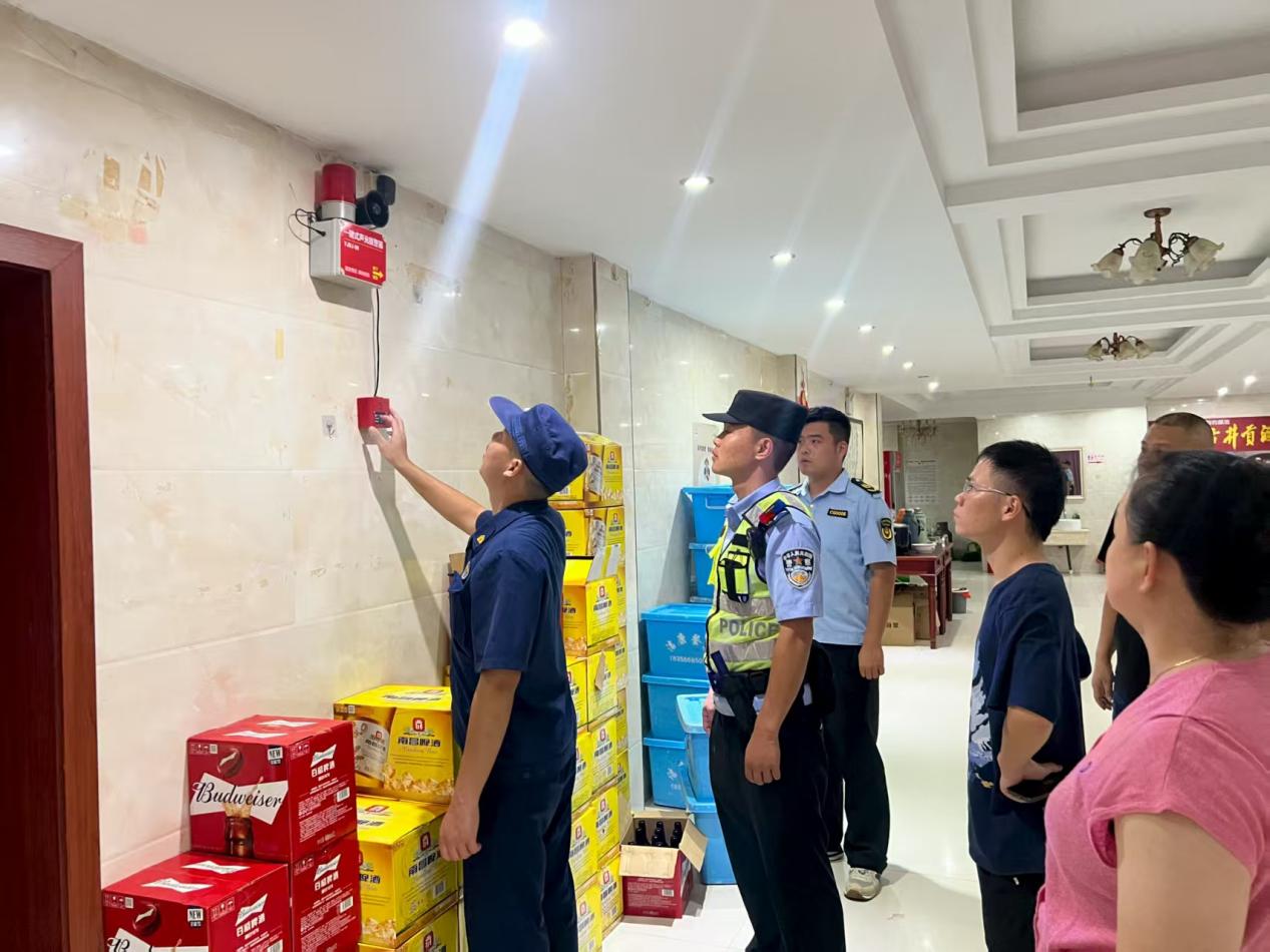 星空体育：彭泽县杨梓镇开展宾馆、酒店类场所消防安全检查(图1)