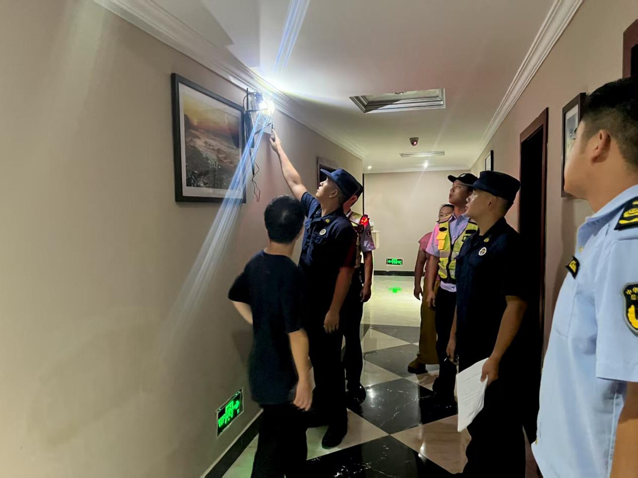 星空体育：彭泽县杨梓镇开展宾馆、酒店类场所消防安全检查(图2)