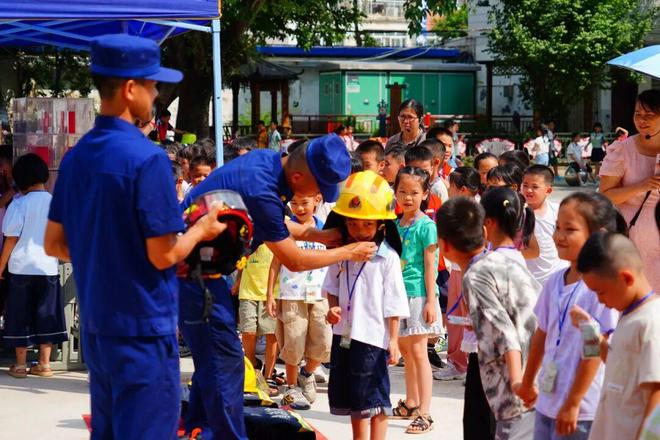 星空体育网站：“荷”你学消防！全国科普月贵港站启幕(图5)