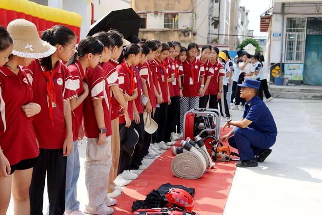 星空体育网站：“荷”你学消防！全国科普月贵港站启幕(图4)