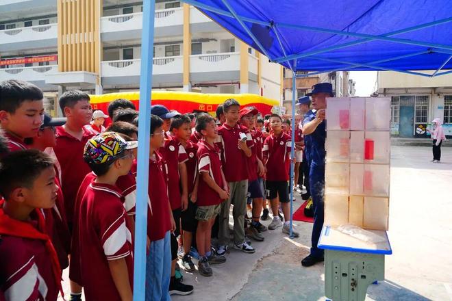 星空体育网站：“荷”你学消防！全国科普月贵港站启幕(图3)