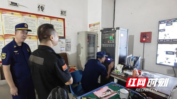 星空体育：永州经开区消防救援大队开展消防安全夜查行动(图1)