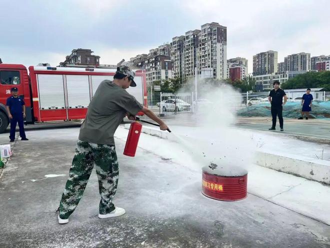 星空体育：以“演”筑防以“练”护航！寿县技工学校开展消防演练活动(图3)
