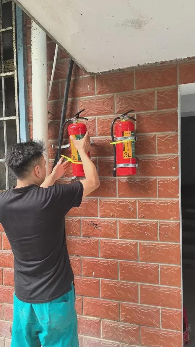 信阳市羊山新区二十里河街道银河社区：增设灭火器安全有保障(图2)