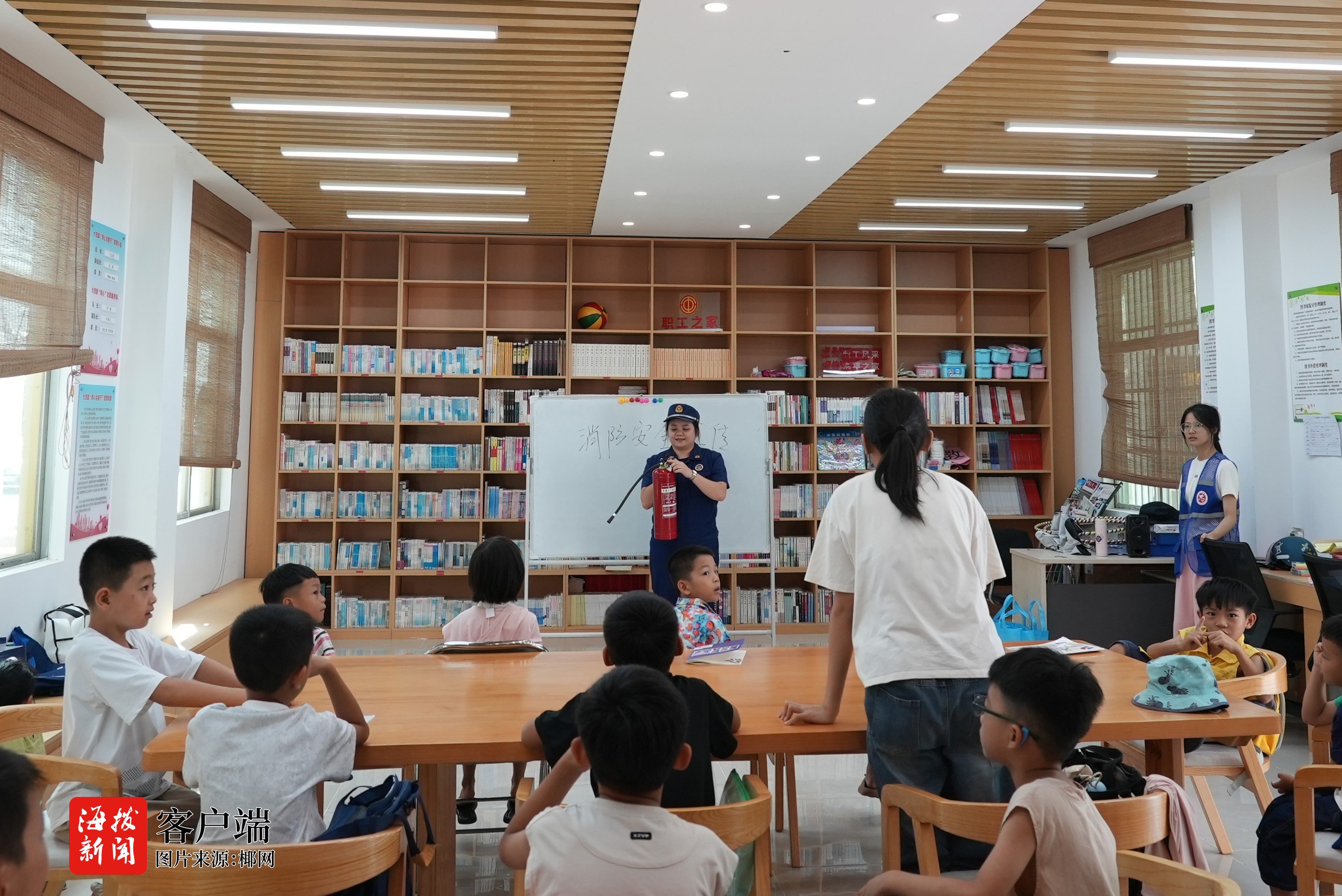 星空体育网站：万宁消防走进爱心托管站(图1)