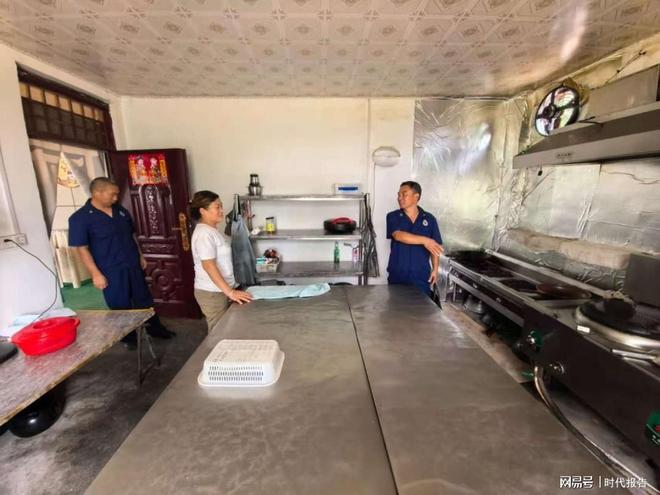 筑牢安全防线守护乡村平安——罗山县子路镇开展消防安全培训与“九小场所”检查(图2)