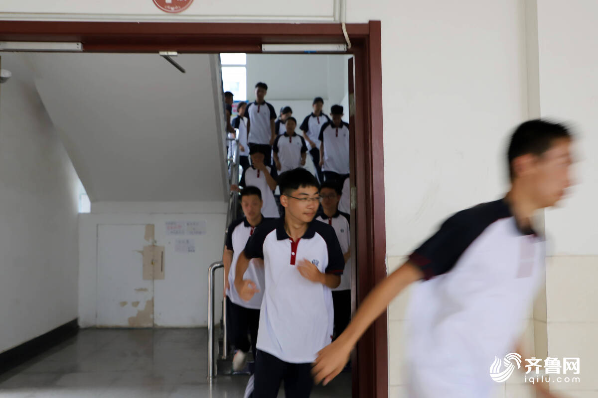 滨州：消防演练“进军训”上好开学“第一课”(图2)