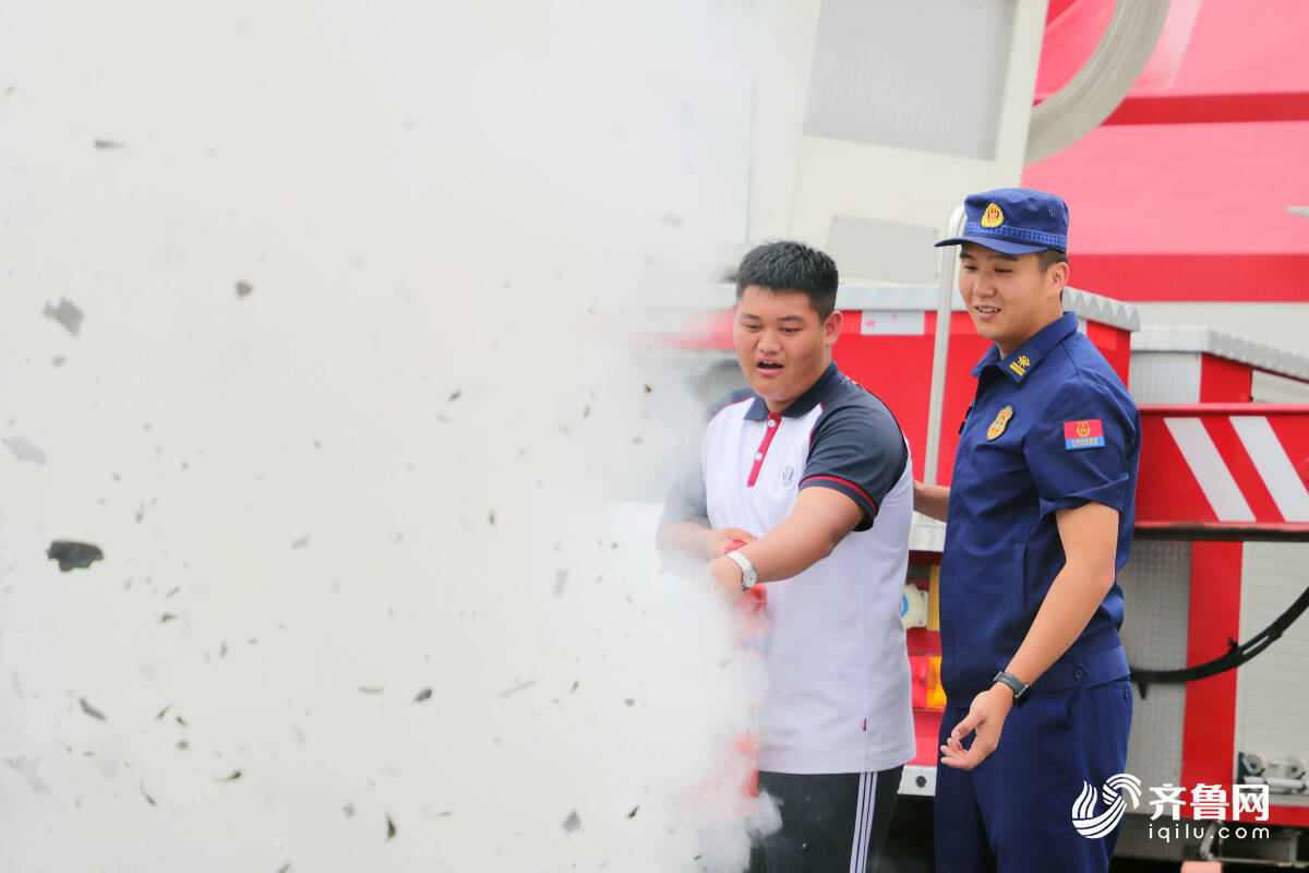 滨州：消防演练“进军训”上好开学“第一课”(图3)
