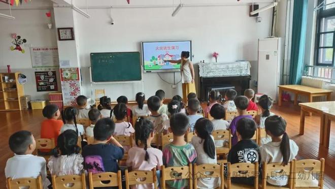 消防在“童”心防患于未“燃”罗山县第二幼儿园消防应急疏散演练(图2)
