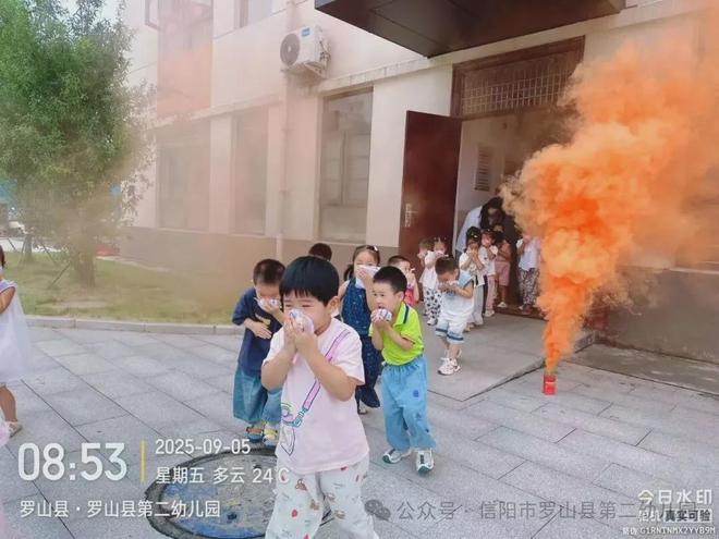 消防在“童”心防患于未“燃”罗山县第二幼儿园消防应急疏散演练(图6)