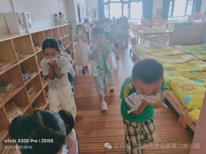 消防在“童”心防患于未“燃”罗山县第二幼儿园消防应急疏散演练(图3)