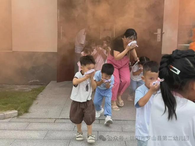 消防在“童”心防患于未“燃”罗山县第二幼儿园消防应急疏散演练(图5)