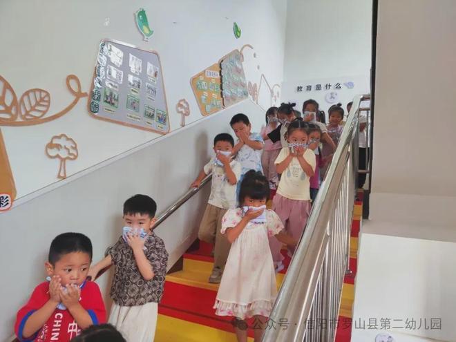 消防在“童”心防患于未“燃”罗山县第二幼儿园消防应急疏散演练(图4)
