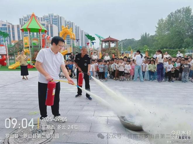 消防在“童”心防患于未“燃”罗山县第二幼儿园消防应急疏散演练(图9)