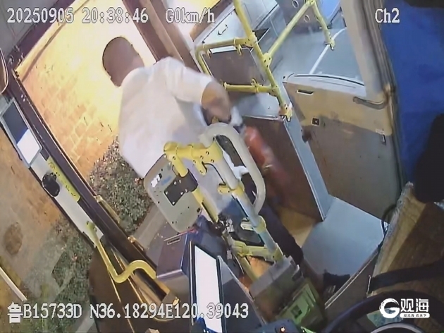 星空体育网站：路遇垃圾桶着火青岛巴士驾驶员果断出手显担当(图2)