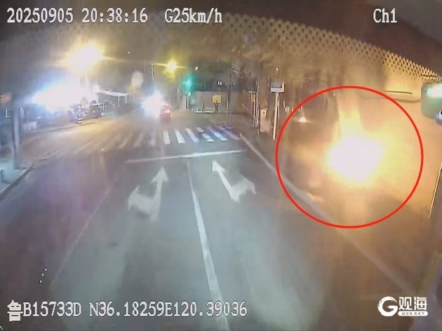 星空体育网站：路遇垃圾桶着火青岛巴士驾驶员果断出手显担当(图1)