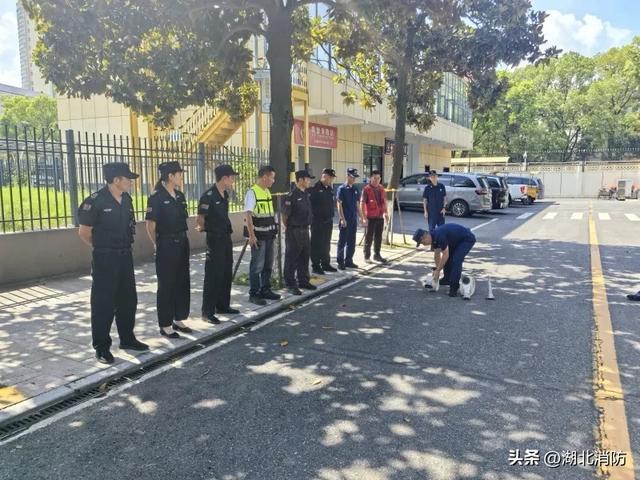 星空体育网站：湖北襄阳：筑牢企业“防火墙”高新消防进企送“平安锦囊”(图1)