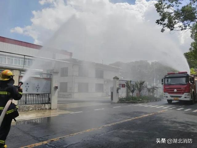 星空体育网站：湖北襄阳：筑牢企业“防火墙”高新消防进企送“平安锦囊”(图2)