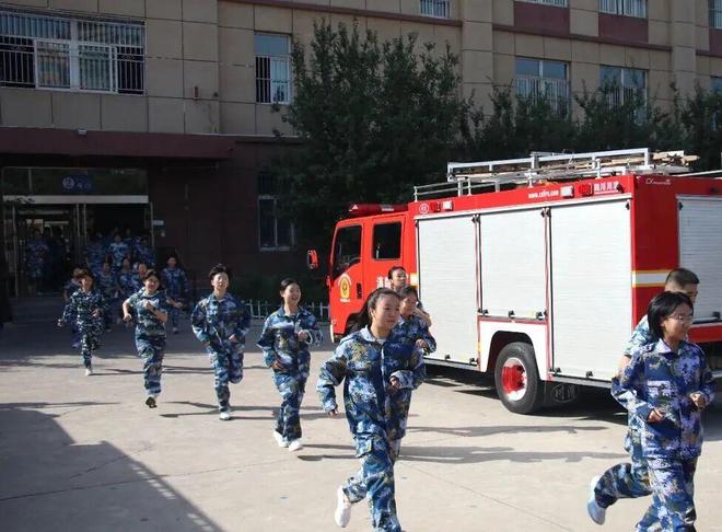 太原：消防员化身“蓝老师”送上一堂特殊“开学第一课”(图3)
