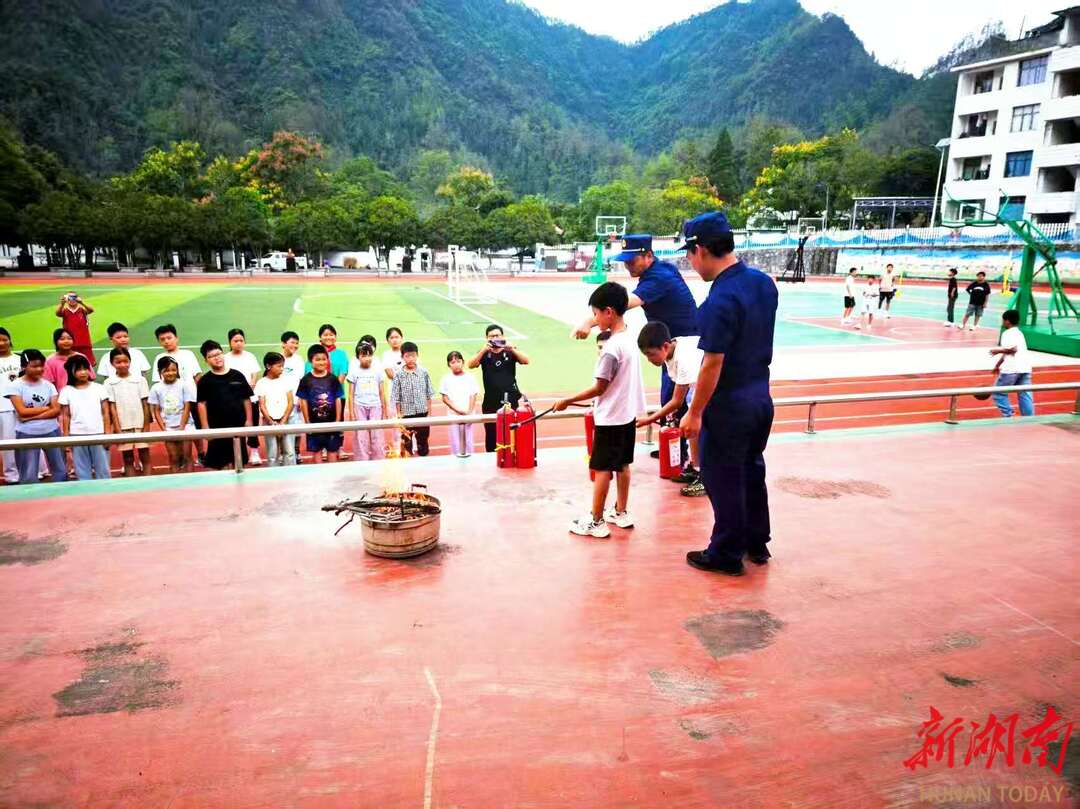 星空体育网站：学技能、查隐患！龙山县咱果乡开展消防活动进校园(图1)