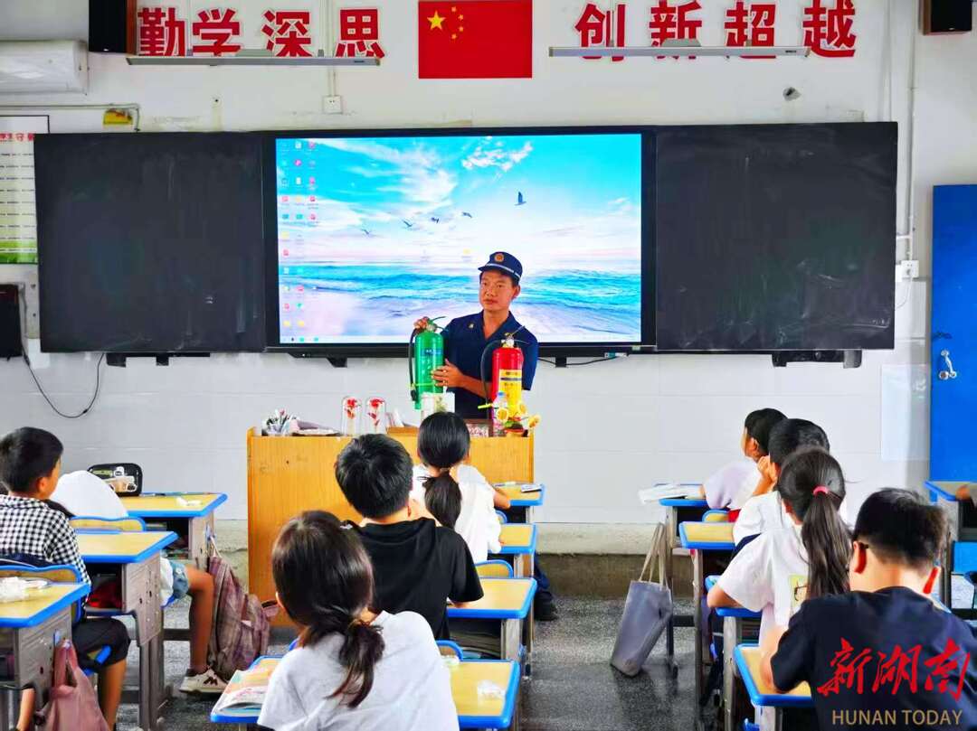 星空体育网站：学技能、查隐患！龙山县咱果乡开展消防活动进校园(图3)